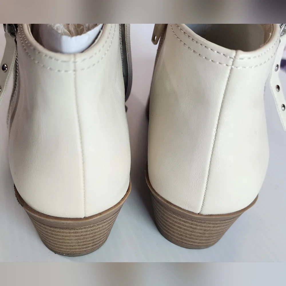 Arizona Jean Company Cream Ankle Boots with Minimalist Design - Picture 5 of 9